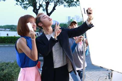 Tuy vậy, trong hậu trường cả hai lại rất nhí nhảnh. 