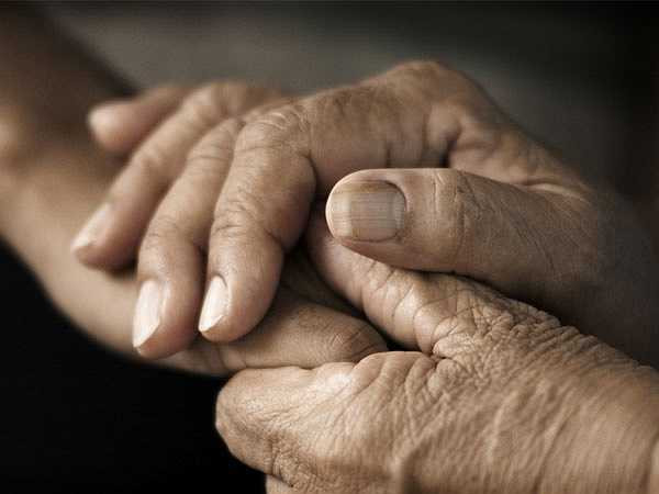 Đốm nâu hoặc đỏ trên bề mặt bàn tay: Những đốm nâu hoặc đỏ trên bề mặt bàn tay phản ánh bệnh tiểu đường. Trong đó dây thần kinh và mạch máu trở nên suy yếu bao gồm toàn bộ các dây thần kinh ở bàn tay. Điều này gây ra những đốm đỏ trên tay do xuất huyết. 