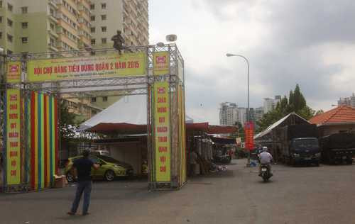 TP.HCM: Hài hước chính quyền chặn đường để bán hàng