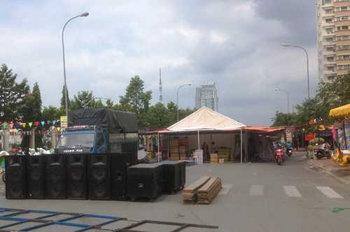 TP.HCM: Hài hước chính quyền chặn đường để bán hàng