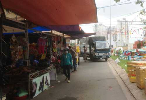 TP.HCM: Hài hước chính quyền chặn đường để bán hàng