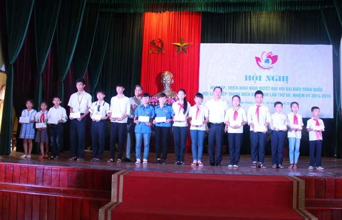 Trao 20 học bổng Nguyễn Thái Bình cho học sinh nghèo