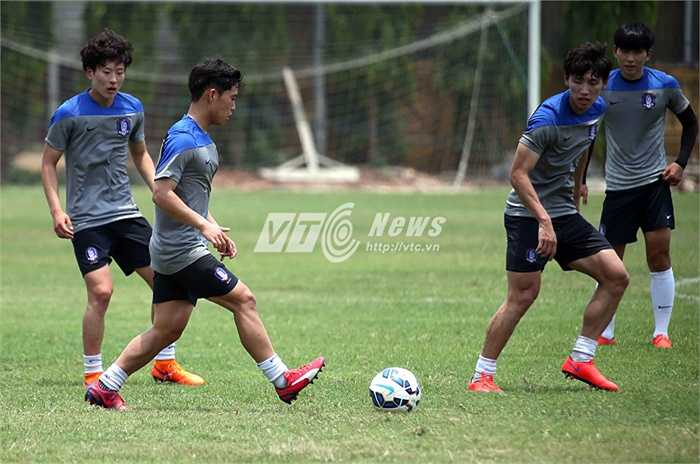Các cầu thủ U23 Hàn Quốc làm quen với thời tiết tại Việt Nam.(Ảnh: Quang Minh)