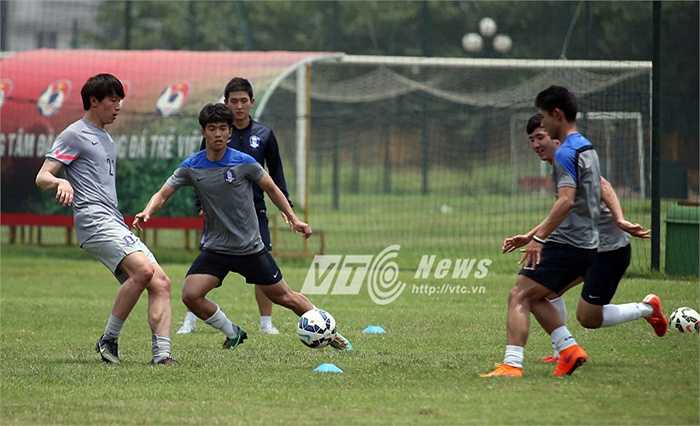 Do đến Hà Nội vào những ngày nắng nhất nên các cầu thủ U23 Hàn Quốc phải bôi kem chống nắng khi bắt đầu tập luyện.(Ảnh: Quang Minh)