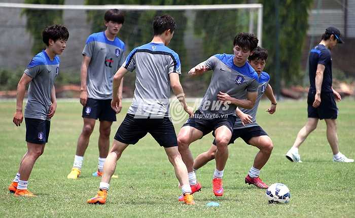 Những gương mặt cầu thủ U23 Hàn Quốc trắng lên với lớp kem chống nắng .(Ảnh: Quang Minh)