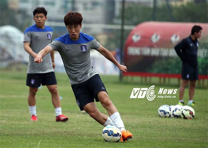 U23 Hàn Quốc gặp khá nhiều khó khăn để thích nghi với thời tiết này.(Ảnh: Quang Minh)