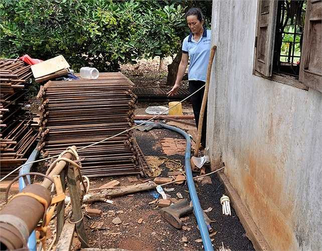 Ông Nguyễn Văn Toại, Trưởng ấp Lạc Sơn cho biết: 'Bọ đậu đen gây xáo trộn cuộc sống người dân. Chúng tôi mong cơ quan chức năng có biện pháp diệt trừ để giúp dân ổn định cuộc sống'.