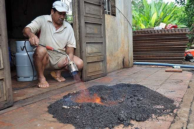 Để tiêu diệt bọ, hàng ngày ông Thạch Ngọc Chung phải dùng lửa đốt. Ông từng hun khói, dùng nước sôi để diệt nhưng hiệu quả không cao. 