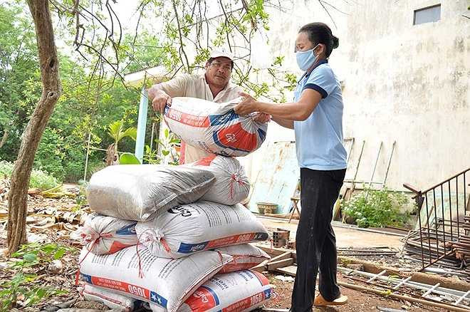 Mỗi ngày, vợ chồng nông dân này thu dọn khoảng 5 bao tải bọ đậu đen. 