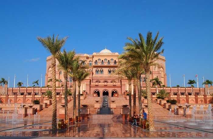 Tọa lạc ở khu đất vàng gần bờ biển tại thủ đô Abu Dhabi (UAE), Emirates Palace chính thức được khánh thành năm 2005 với gần 400 phòng nghỉ sang trọng