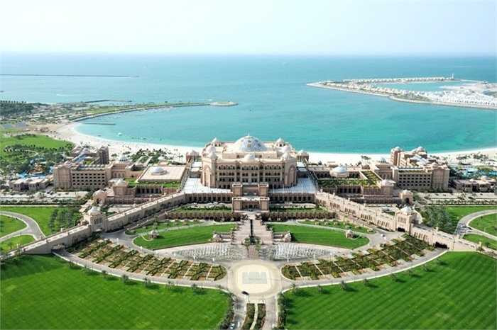 Emirates Palace trải dài trên một km với tổng diện tích sàn đạt khoảng 850.000 m2 và cao 8 tầng