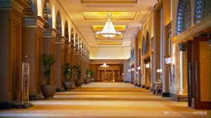 Lối đi tràn ngập ánh vàng 