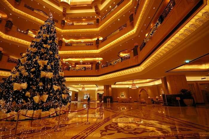 Khách sạn Emirates Palace được trang trí cây thông khổng lồ trong dịp lễ Giáng sinh