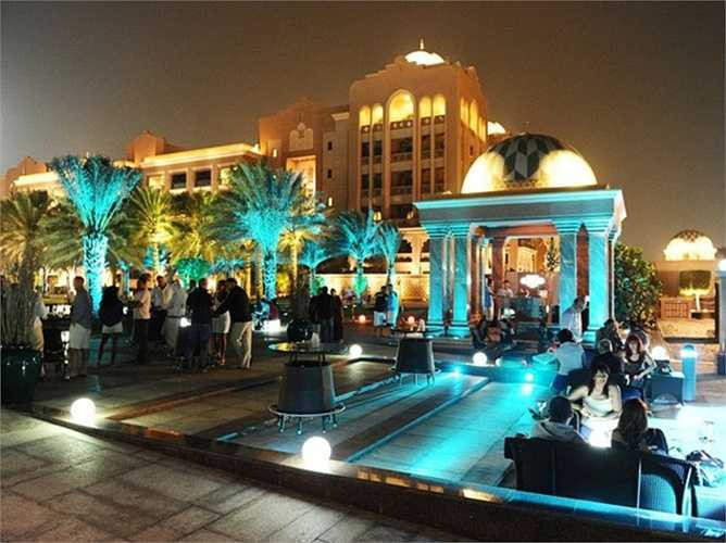 Quán bar ngoài trời phục vụ ban đêm 