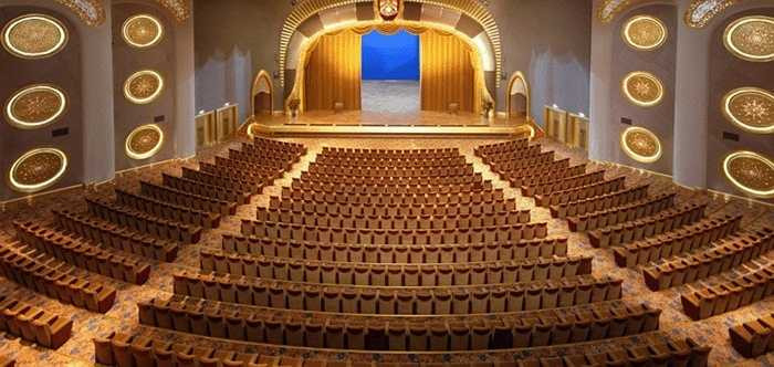 Ngoài ra, khách sạn Emirates Palace còn sở hữu cả một nhà hát với sức chứa lên tới 20.000 người 