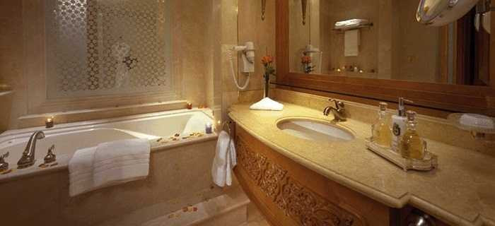 Các phòng tắm cũng được chăm chút với nhiều nội thất sang trọng