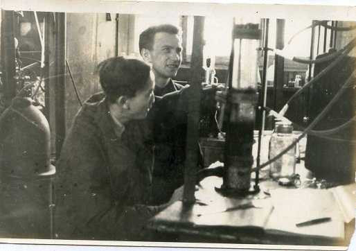 Giáo sư Anatoly Afanasievich Medvedev (phải) và nghiên cứu sinh Nguyễn Trọng Khuông trong phòng thí nghiệm ở Lensoviet