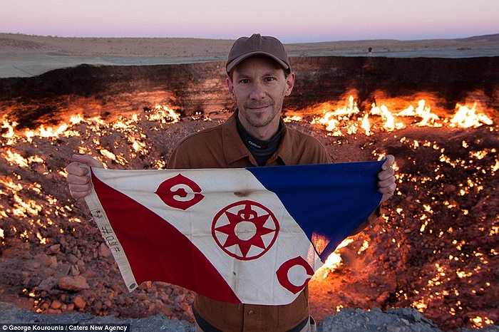 George Kourounis, một nhà thám hiểm người Canada đã có một chuyến đi nguy hiểm nhất trong cuộc đời mình khi tiến vào hố lửa Darvaza thuộc Turkmenistan.