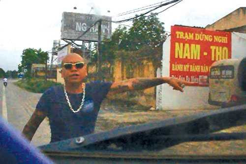 'Đầu gấu' ép xe khách vào trạm nghỉ: Công an Hà Nam 'dẹp loạn'