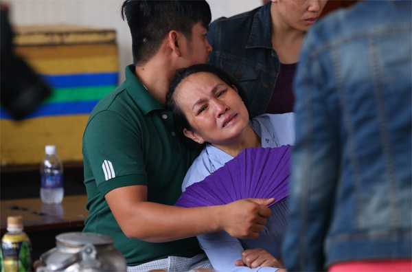 Mẹ Duy Nhân buồn khổ vì con trai ra đi khi còn quá trẻ.