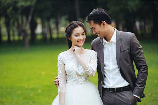 Bộ ảnh cưới lãng mạn của hai người sau khoảng 4 năm yêu nhau đã quyết định đi đến hôn nhân. Duy Nhân hạnh phúc bên cô dâu xinh đẹp Kiều Oanh.