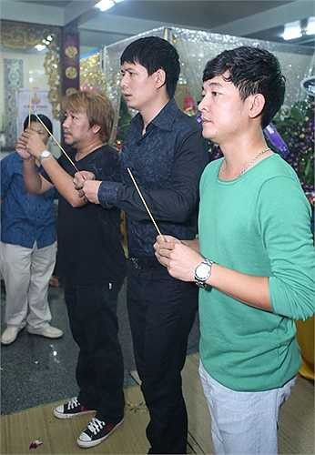 Đạo diễn Võ Ngọc (ngoài cùng bên trái) - người chỉ đạo thực hiện phim 'Đi qua mùa gió' - phim cuối cùng Duy Nhân tham gia, cùng Bình Minh và diễn viên Thành Đạt thắp hương tiễn anh.