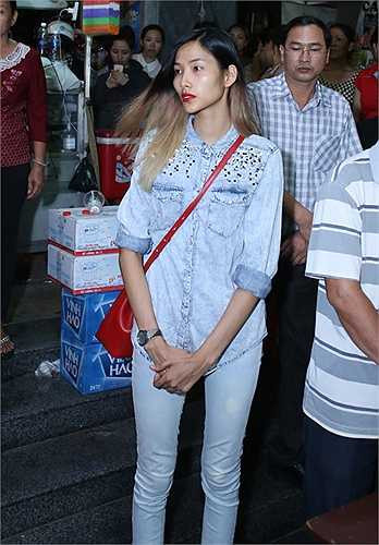 Chân dài Hoàng Thùy xót xa khi người anh đồng nghiệp ra đi ở độ tuổi còn quá trẻ.