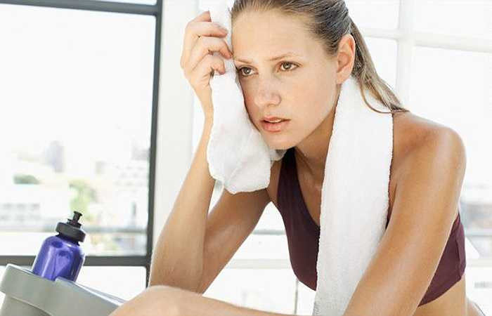 Làm bệnh mãn tính trầm trọng hơn: Nếu bạn bị bệnh mãn tính, nó sẽ chỉ trầm trọng hơn khi ngồi trong phòng lắp điều hòa không khí. Điều này là do ngồi dưới điều hòa không khí có xu hướng làm trầm trọng thêm các triệu chứng như huyết áp thấp và viêm khớp. Nó cũng khiến bạn khó kiểm soát cơn đau.