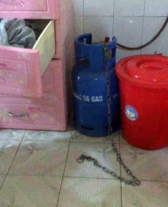 Nghi án bé 9 tuổi bị bạo hành: Mẹ kế nói không, hàng xóm nói có