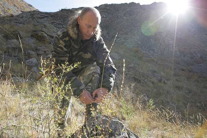 Tổng thống Nga Vladimir Putin trong bộ quân phục ngụy trang