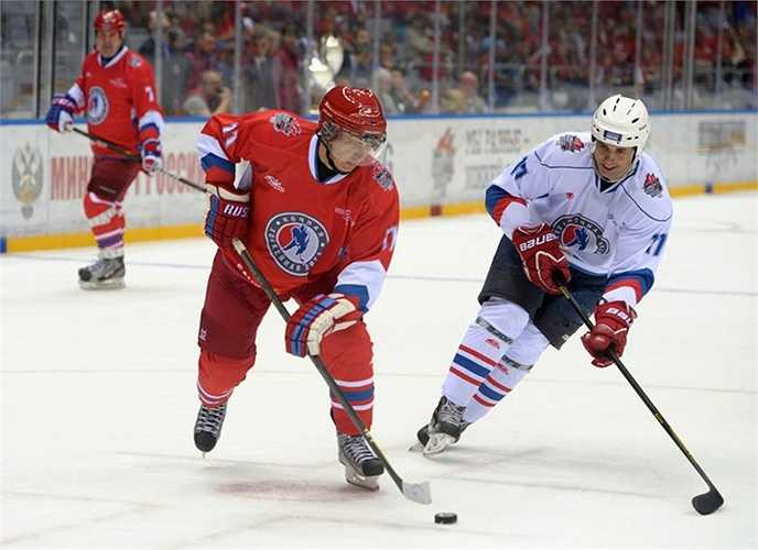 Tổng thống Nga Vladimir Putin trong trận đấu giữa các cầu thủ khúc côn cầu nghiệp dư và các ngôi sao khúc côn cầu quốc gia