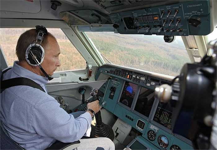 Thủ tướng Nga Vladimir Putin tham gia dập đám cháy rừng trong khu vực Ryazan từ máy bay lưỡng cư chữa cháy Be-200