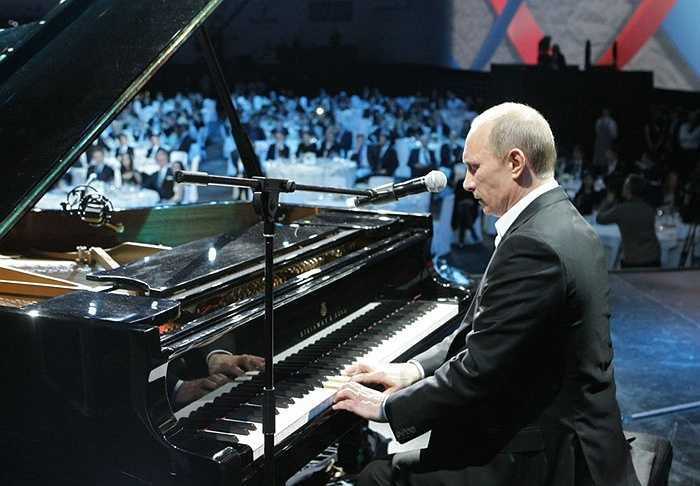 Thủ tướng Nga Vladimir Putin chơi piano trong một buổi hòa nhạc từ thiện tại Cung điện băng Ice Palace ở St. Petersburg