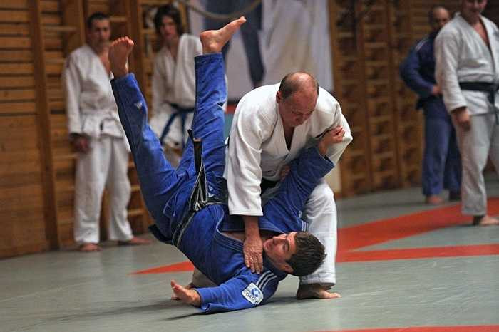 Tổng thống Vladimir Putin biểu diễn một thế võ judo