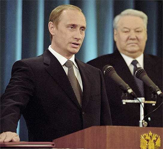 Ông Vladimir Putin (trái) đọc lời tuyên thệ của Tổng thống Liên bang Nga, bên phải - Tổng thống đầu tiên của Nga, ông Boris Yeltsin