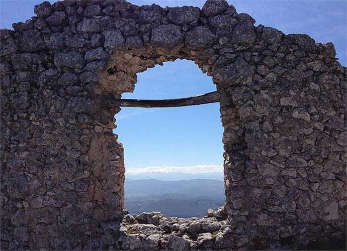 Thị trấn Rocca Calascio từng thuộc về một gia đình và cũng là pháo đài quân sự nay cũng bỏ hoang