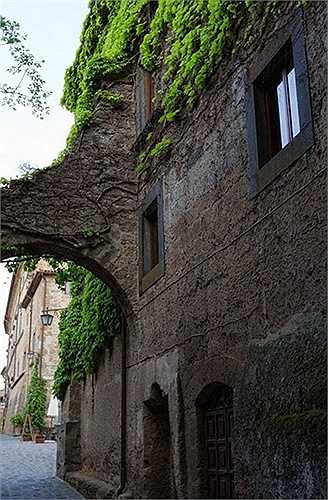 Đến nay, nhiều người chuyển sang Canada sinh sống đã khiến thi trấn bị bỏ hoang