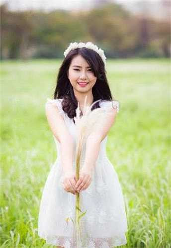 Cô bạn thả hồn mình vào cánh đồng lau tuyệt đẹp.