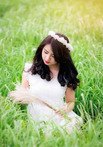 Khoác trên mình bộ đầm trắng tinh khiết, Thảo Rosy trông đẹp như nữ thần trên cánh đồng cỏ lau.