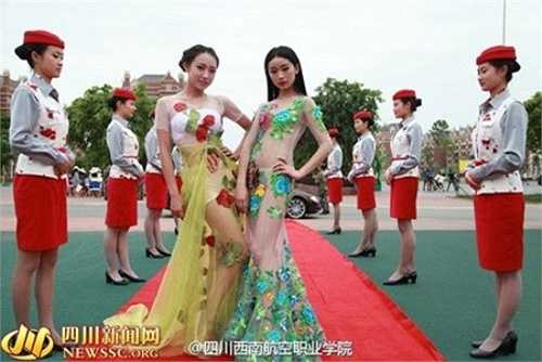 Dù chỉ dừng ở cấp trường nhưng không ít người phải choáng váng trước độ xa xỉ và thời trang 'thiếu vải' của các sinh viên nơi đây.