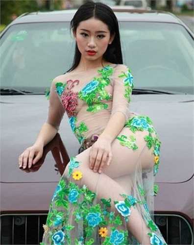 Để tạo đẳng cấp cho lễ tốt nghiệp, nhiều sinh viên đã lái xế hộp bạc tỷ tới đỗ trước địa điểm tổ chức và bước xuống thảm đỏ không thua gì các ngôi sao nổi tiếng.