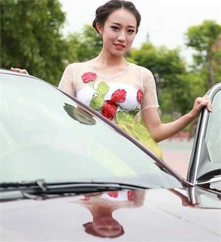 Họ mang tới buổi lễ tốt nghiệp các loại siêu xe của Porsche, Maserati… và mặc những trang phục dạ hội tự chế.