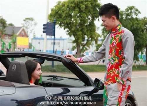 Ngoài bộ cánh phản cảm này, các sinh viên cũng đem đến lễ tốt nghiệp những thiết kế làm từ vải 'chăn con công' của thời kỳ trước.
