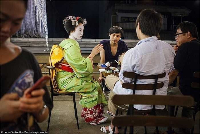 Một thực tập sinh khác đang làm say lòng khách hàng bằng giọng nói và những câu chuyện của mình.