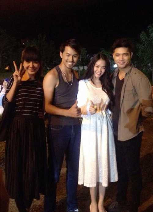 Hình ảnh tươi cười của nam người mẫu bên Linh Chi và ê kíp phim 'Thám tử Hên Ry' - bộ phim cuối cùng anh tham gia trước khi phát hiện ra căn bệnh hiểm nghèo.