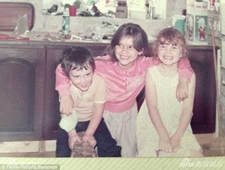 Victoria Beckham sinh ngày 17.04.1974, là chị cả trong gia đình.