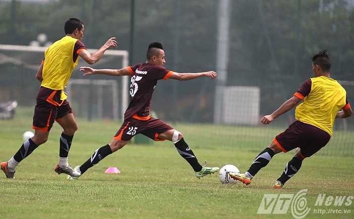 HLV Miura cho các học trò thi đấu 7 vs 7 (Ảnh: Quang Minh)