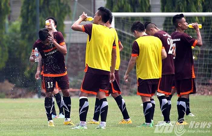 Các cầu thủ còn lại nhanh chóng đi 'nạp nước' (Ảnh: Quang Minh)