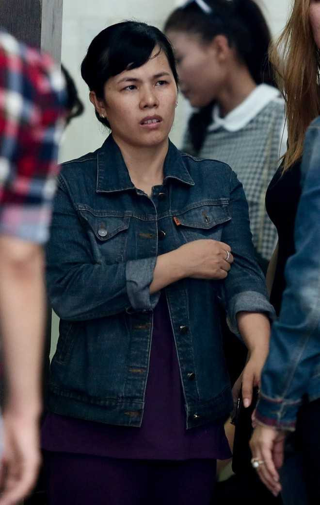 Chị gái Duy Nhân gạt nước mắt lo tang lễ cho em trai. 