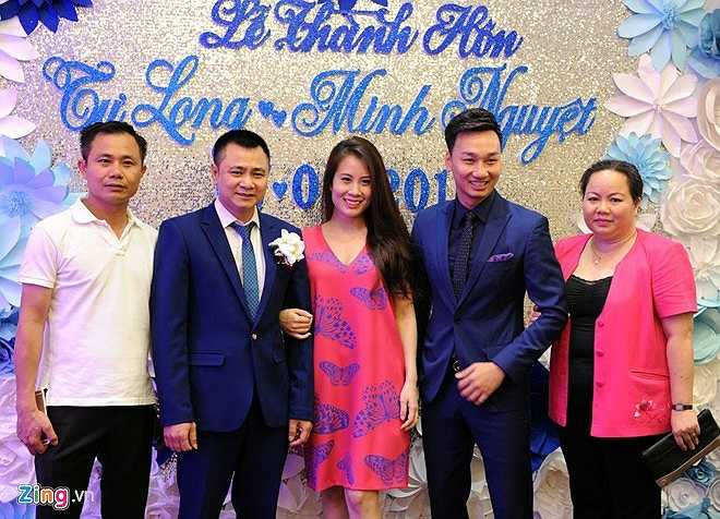 Trước giờ cử hành hôn lễ, Tự Long có mặt ngoài sảnh để đón khách. Phó giám đốc Nhà hát Chèo diện vest xanh lịch lãm, nét mặt rạng rỡ khi chuẩn bị đón nàng về dinh. MC, danh hài Thành Trung - người đồng nghiệp thân thiết với Tự Long (thứ hai từ phải sang) - đưa bạn gái 9X (váy hồng) tới chung vui.